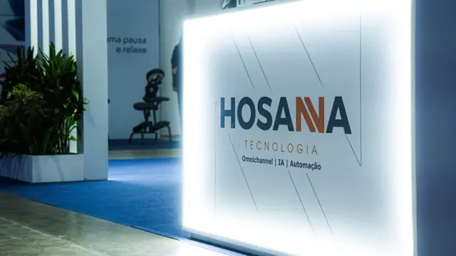 Estande da Hosanna Tecnologia com o logo iluminado