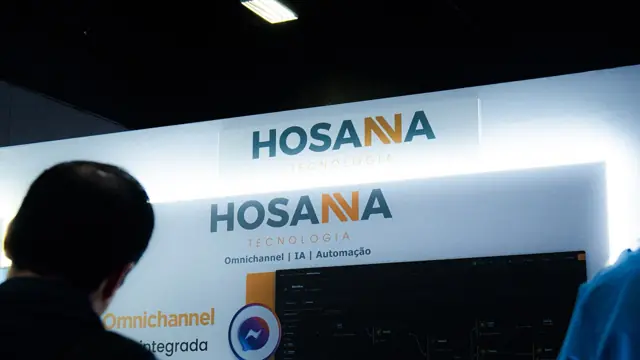Painel do estande com o logo da Hosanna e os canais da plataforma Omnichannel