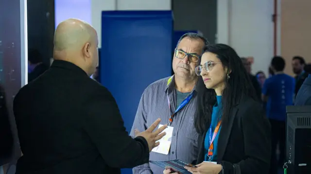 Conversa com visitantes no estande da Hosanna