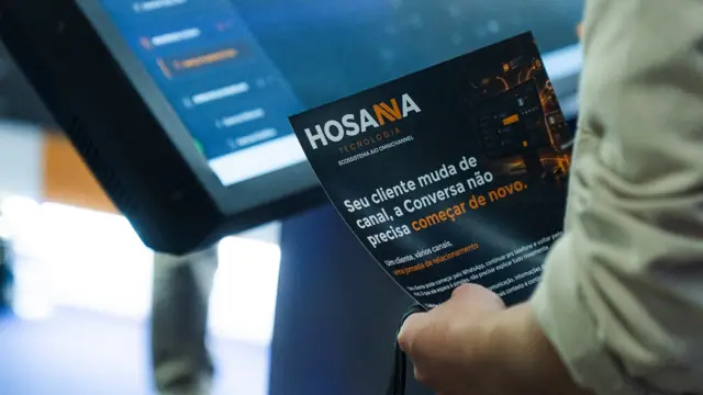 Material impresso da Hosanna ao lado de um tablet