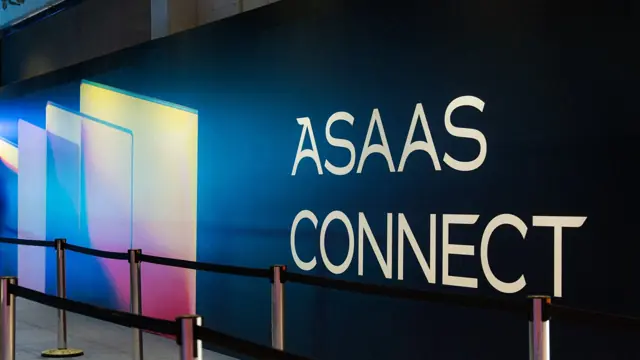 Jurados do Shark Tank Brasil no palco do Asaas Connect