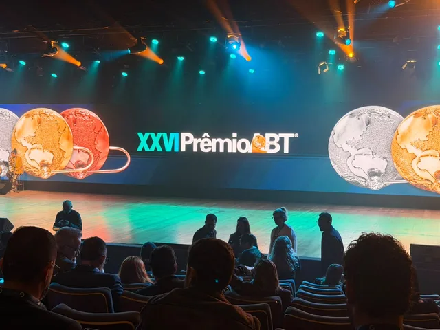 Escenario de la ceremonia con la pantalla del XXVI Prêmio ABT y el público llegando